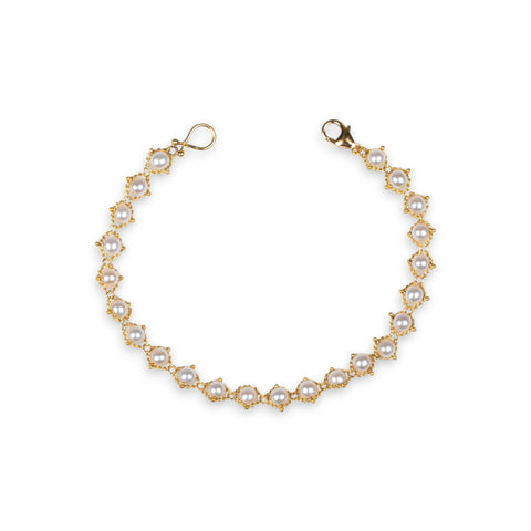 18k yellow gold chain bracelet with a row of akoya pearls and a gold lobster clasp.