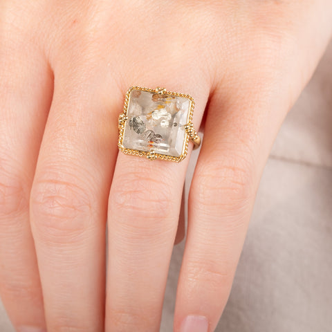 A model wears a quartz and 18k yellow gold ring.