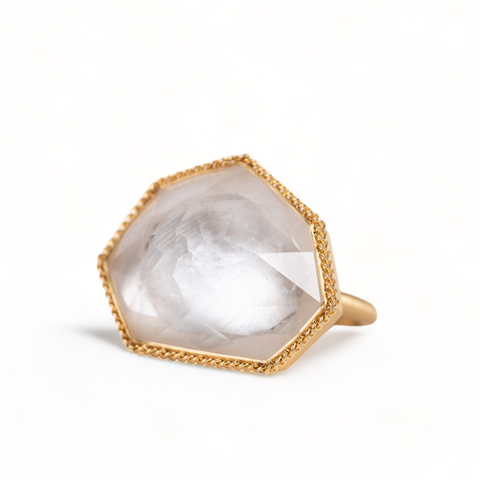 18k gold ring featuring a Rock Crystal gemstone