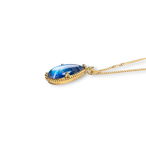 Moonstone teardrop pendant on an 18k yellow gold chain