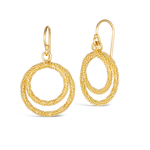 This pair of 18k yellow gold earrings feature two interlocking circles that are crafted with chain to create a stardust-like effect.