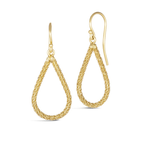 This pair of teardrop shaped 18k yellow gold earrings are crafted with chain to create a stardust-like effect. The earrings hang from French hook closures.