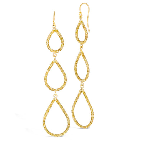 This pair of earrings is crafted in 18k yellow gold and features three dangling teardrops crafted with chain to create a stardust-like effect.