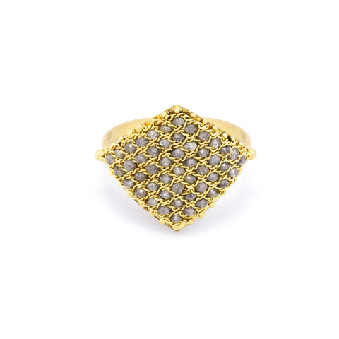 This 18k yellow gold ring is crafted with grey diamond beads woven into a diamond shaped lattice pattern.