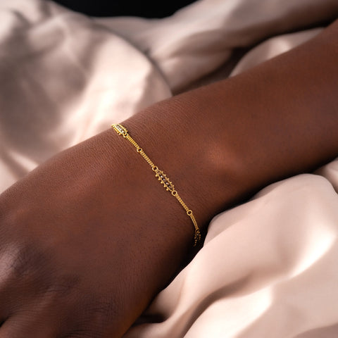 This 18k yellow gold chain bracelet features three champagne diamond bars stationed throughout. The bracelet is finished with a lobster clasp.