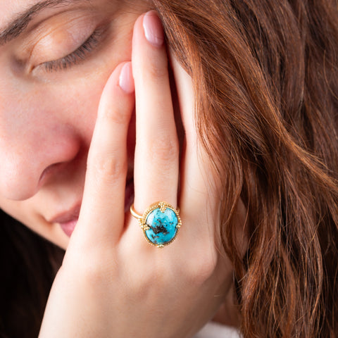 Oval turquoise ring on a model side view