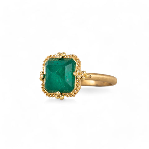 Emerald and gold ring side view