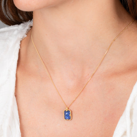 Tanzanite and gold necklace on model