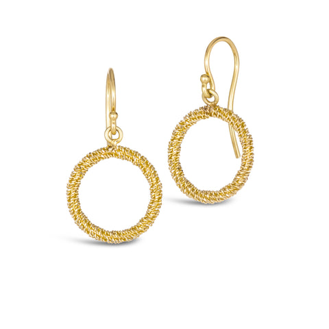 This pair of 18k yellow gold earrings features a small circle hoop crafted in chain to create a stardust-like effect. The circle hangs from a French hook closure.