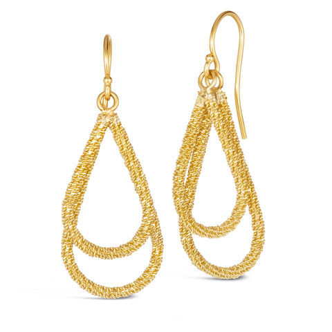 This pair of 18k yellow gold earrings features two interlocking teardrop hoops crafted in chain to create a stardust-like effect.
