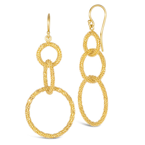 This pair of earrings features three graduated interlocking circles crafted with 18k yellow gold chain to create a stardust like effect.
