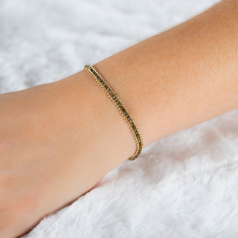 This delicate 18k yellow gold bracelet is delicately woven with champagne diamond beads throughout. The bracelet is finished with an 18k yellow gold lobster clasp.